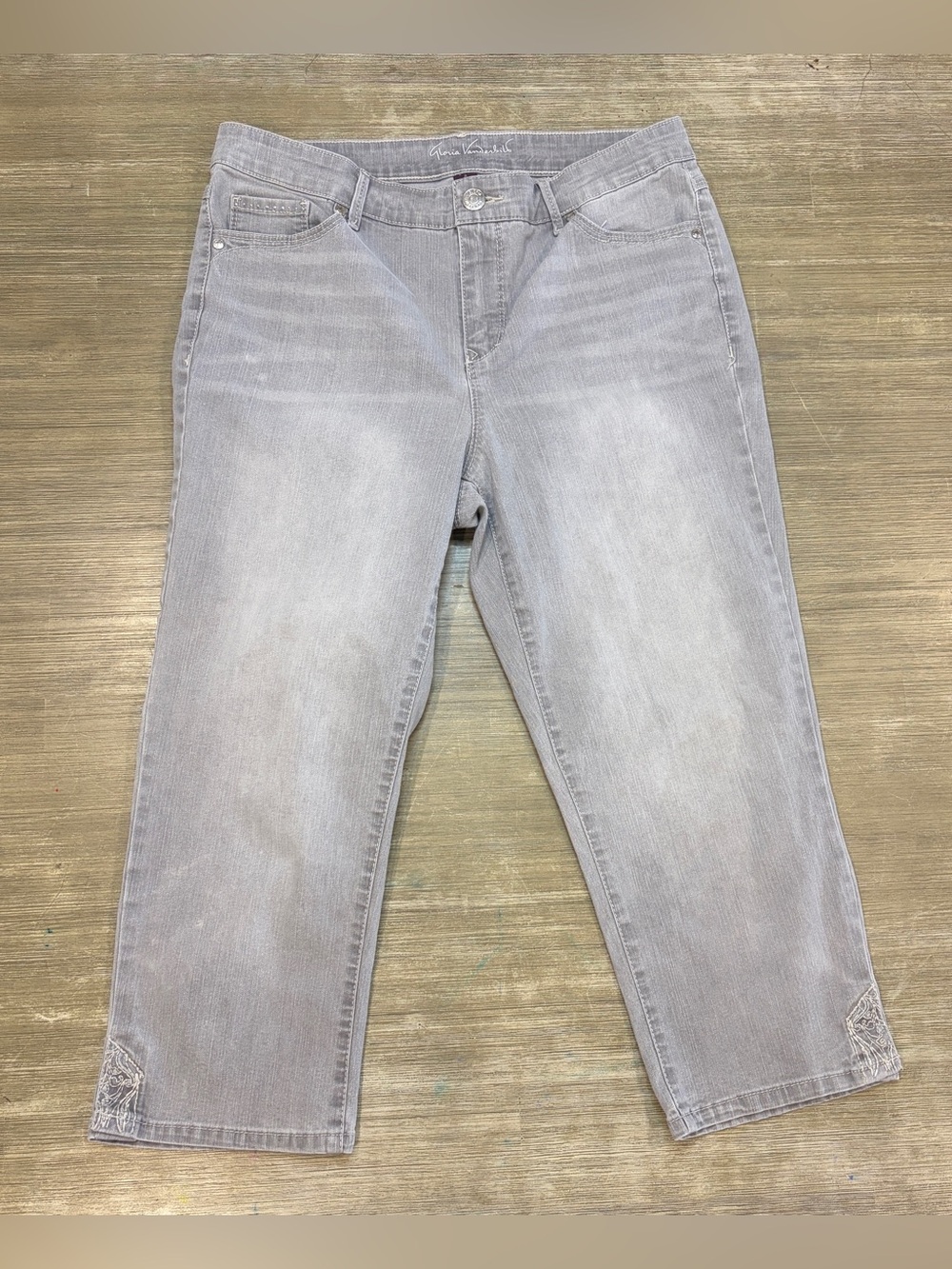 Gloria Vanderbilt  embroidered Gray Women’s Crop Jeans Stylish Denim size 8
